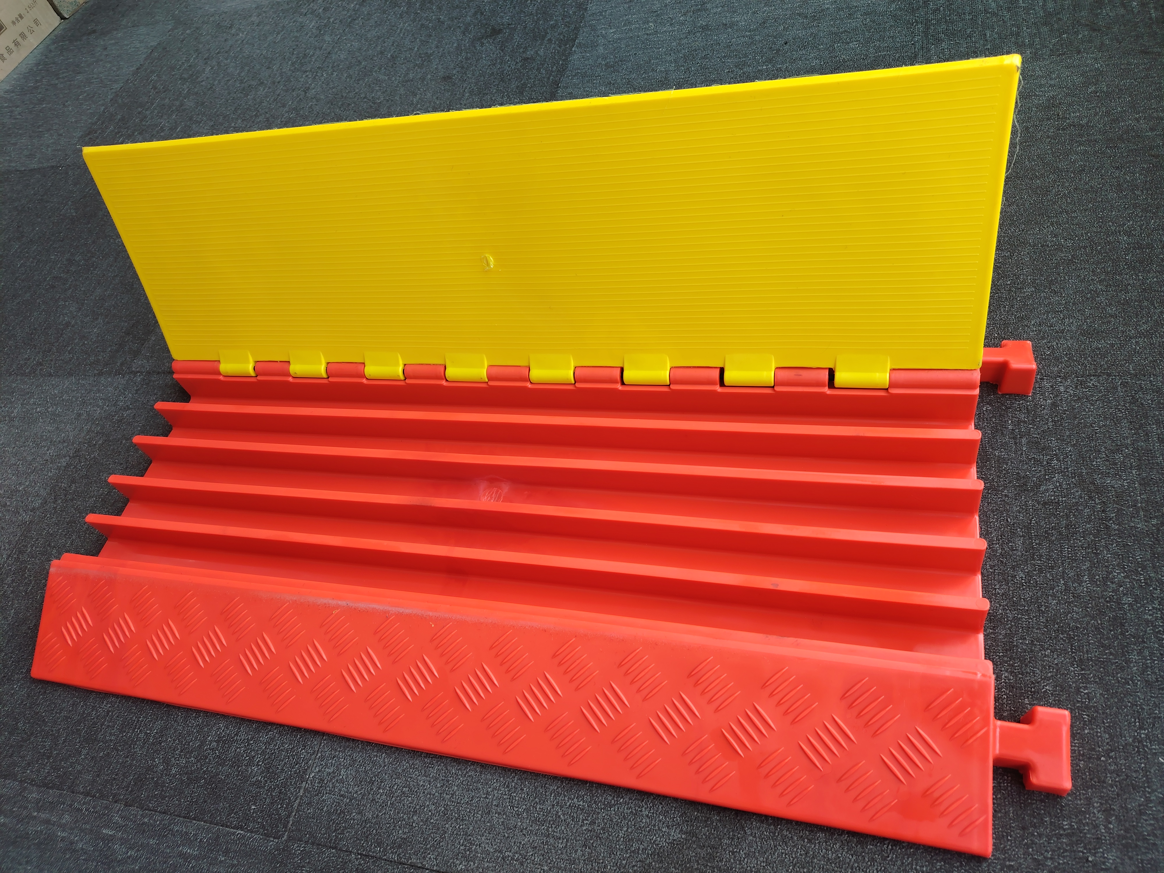 PU Cable Protector — прочное, гибкое и надежное решение для прокладки кабелей